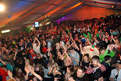 Im Herdorfer Karnevals-Festzelt ist Stimmung garantiert. (Foto: Archiv AK-Kurier/Veranstalter) 