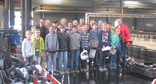 Bei der Veranstaltung Wenn der Vater mit dem Sohne. machten sich sieben Vater-Sohn-Teams mit den Mitarbeitern Ralf Seelbach und Sam Habermehl auf dem Weg zur Indoor-Kartbahn nach Limburg. (Foto: privat)