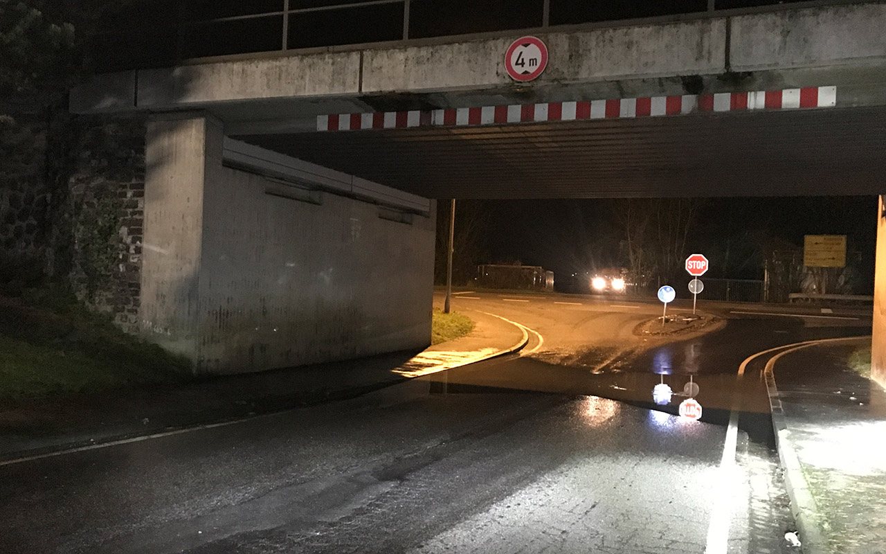 Die Bahnunterfhrung in Kasbach am Donnerstagabend. Im Laufe des Freitages soll der Hochwasserstand stagnieren und dann fallen. (Foto: FF VG Linz)