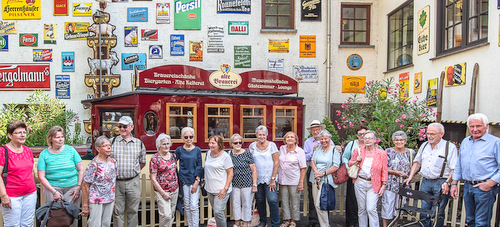 Vor der Schildersammlung in der Alten Brauerei stellten sich die Freunde des Heimat- und Verkehrsvereins Horhausen zum Erinnerungsfoto auf. (Foto: Verein/Bernd Langheim)