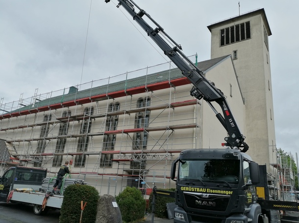 Die katholische Kirche in Altenkirchen wird eingerstet. Sie erhlt in den kommenden Wochen einen neuen Fassadenanstrich. (Foto: hak)