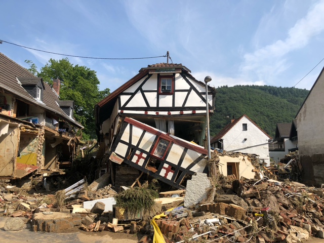 Mit verheerenden Eindrcken kommt der Verein Katastrophenhilfe Rhein-Westerwald-Sieg von seiner Hilfsgter-Lieferung zurck. Am Montag, 19. Juli, werden wieder Spenden angenommen. (Fotos: Verein) 