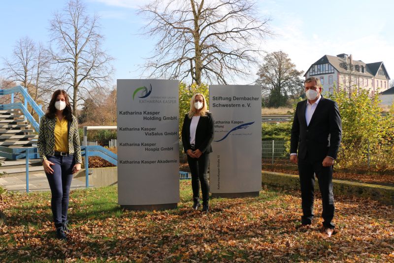 v.l.n.r.: Jennifer Herborn-Wolf, neue Leitung der Katharina Kasper Akademie; Ute Justen, bis dato Leitung der Katharina Kasper Akademie und weiterhin Dozentin; Manfred Sunderhaus, Geschftsfhrer der Katharina Kasper Holding GmbH. Foto: Dernbacher Gruppe Katharina Kasper