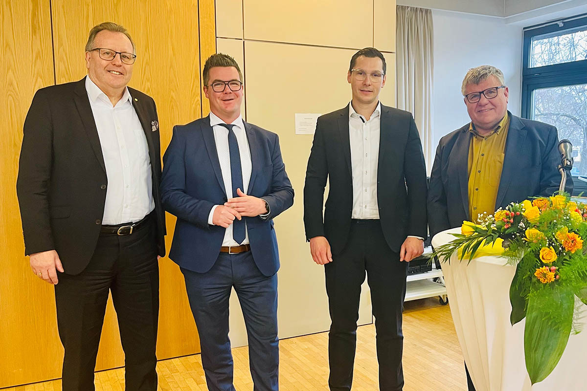 Helmut Muthers (1. Beigeordneter der Stadt Linz), Peter Jung (Brgermeister der Stadt Neuwied) und Michael Mahlert (1. Kreisbeigeordneter) freuen sich auf die Zusammenarbeit mit Thomas Becker (Geschftsfhrende Leitung). Foto: Michael Mahlert