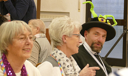 Pfarrer Helmut Mohr mit seinem Spinnenhut genoss das Programm der nrrischen Frauen. Fotos: gw