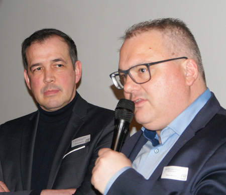 Mayens Citymanager Peter Michels (rechts) und Markus Schmitt, zweiter Vorsitzender der "MY-Gemeinschaft", stellten die Entstehung und Arbeit des Citymanagement in der Eifel-Stadt beim 24. Wissener Kaufmannsessen vor. (Fotos: Schultheis) 