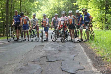 Mitglieder der Radsportgruppe Equipe France waren in der Region unterwegs, um bei einige besonders marode Straen zu testen, ob die noch gefahrlos mit einem Rennrad zu befahren sind, beispielsweise hier auf der K 172 nahe Horbach. (Foto: privat) 