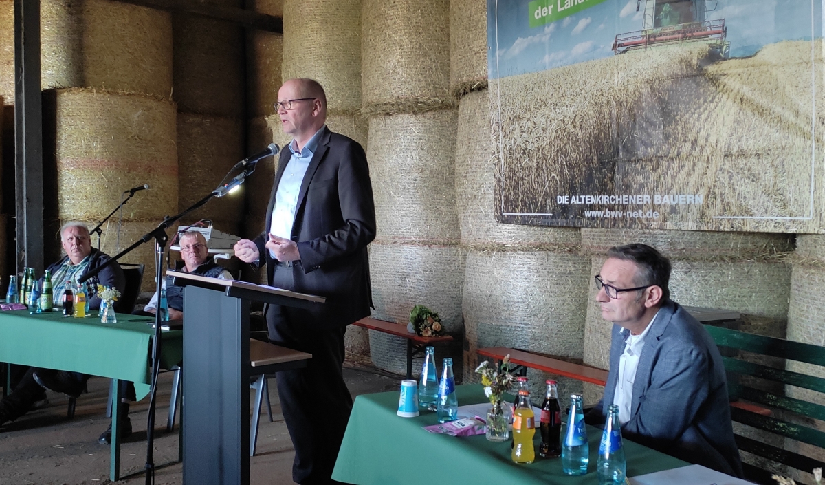 Von links: Landwirt Markus Khn, Prsident Michael Horper, Generalsekretr Bernhard Krsken und Vorsitzender Josef Schwan kennen die besonderen Herausforderungen, denen sich Mittegebirgsregionen gegenber sehen. (Foto: Kreisbauernverband) 