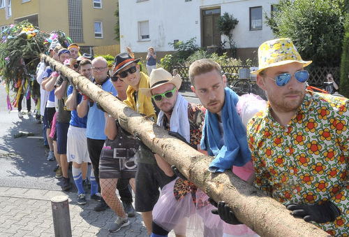 Starke Mnner stellten am Samstag in Hundsangen zuerst an der Kirche und anschlieend an vier weiteren Punkten im Dorf jeweils einen Kirmesbaum auf. (Foto: kdh)