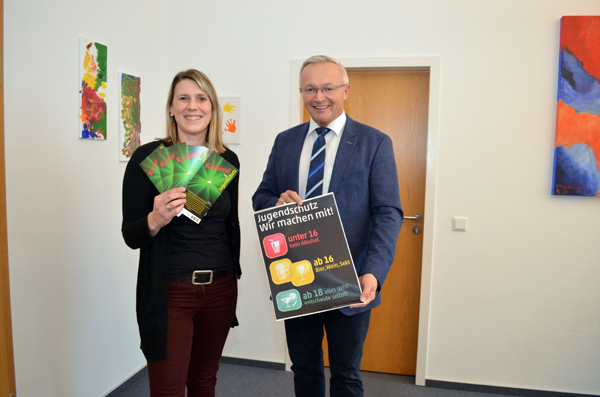 Kreisjugendpflegerin Simone Hhner und Jugendamtsdezernent Achim Hallerbach appellieren an alle Beteiligten, mavoll und verantwortungsbewusst mit dem Thema Alkohol und Karneval umzugehen, auf jeden Fall die Vorschriften des Jugendschutzgesetzes zu beachten und ihrer Rolle als Vorbild fr Kinder und Jugendliche gerecht zu werden. Foto: Privat