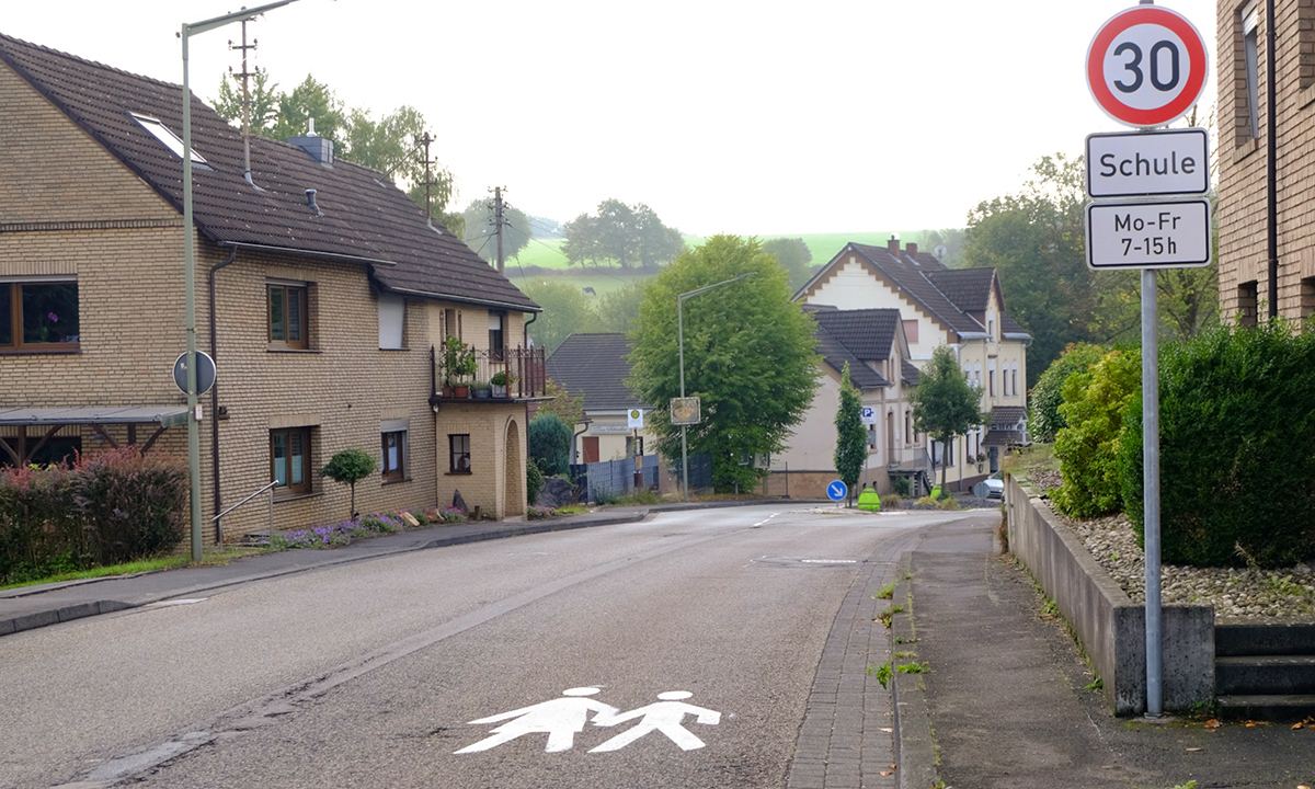 Zur Sensibilisierung der Verkehrsteilnehmer, sich an Geschwindigkeitsvorgaben zu halten, wurden an verschiedenen Bereichen in Katzwinkel und Elkhausen Piktogramme auf der Fahrbahn aufgebracht. (Fotos: KathaBe) 