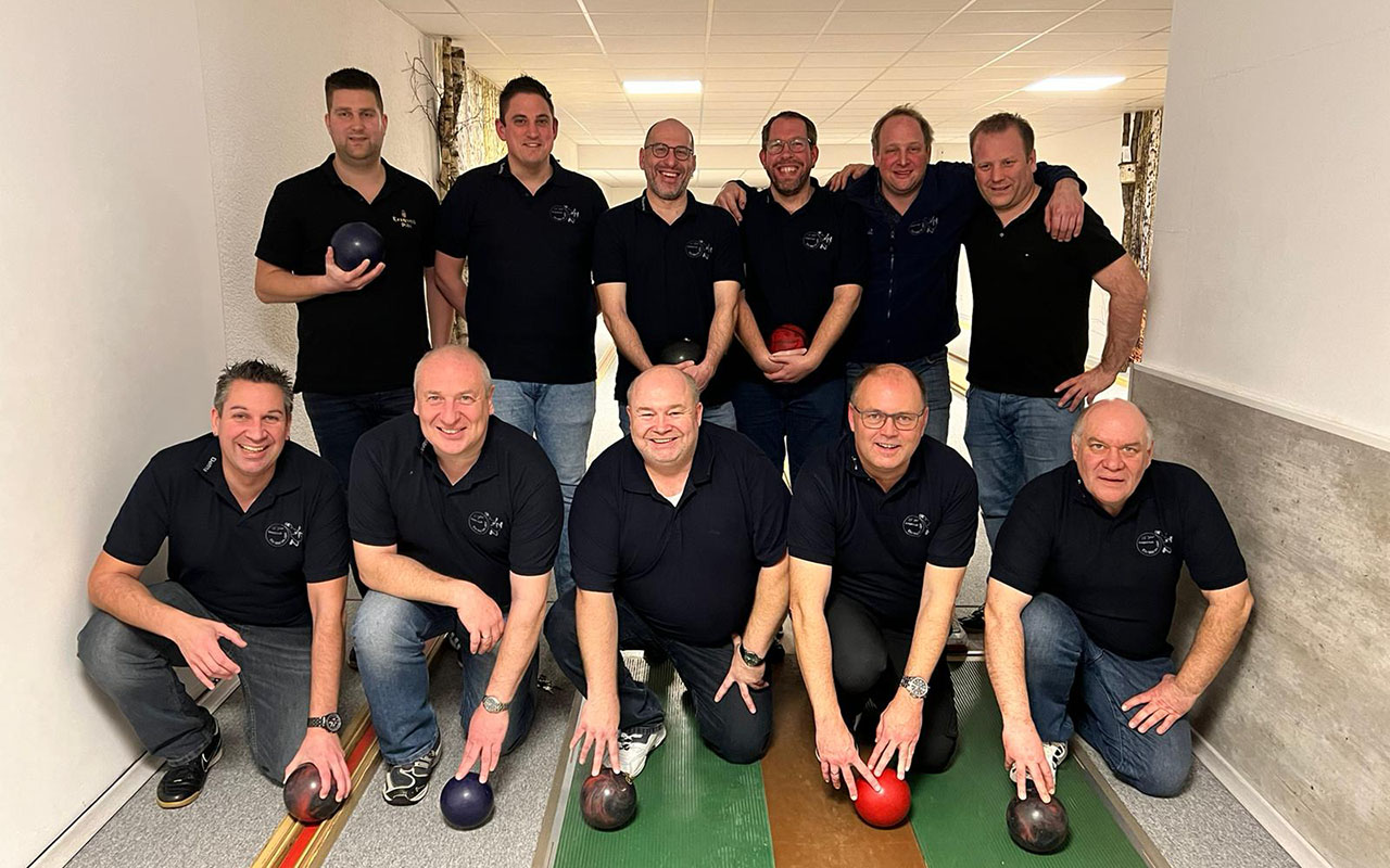 stehend von links: Mario Haschke, Tobias Schopp, Manuel Schlemper, Daniel Schneider, Matthias Schmidt, Stefan Theis, kniend von links: Dennis Haschke, Marcus Schlemper, Ralf Schaumann, Jens Sttzel und Stefan Schlemper. (Foto: Kegelclub)