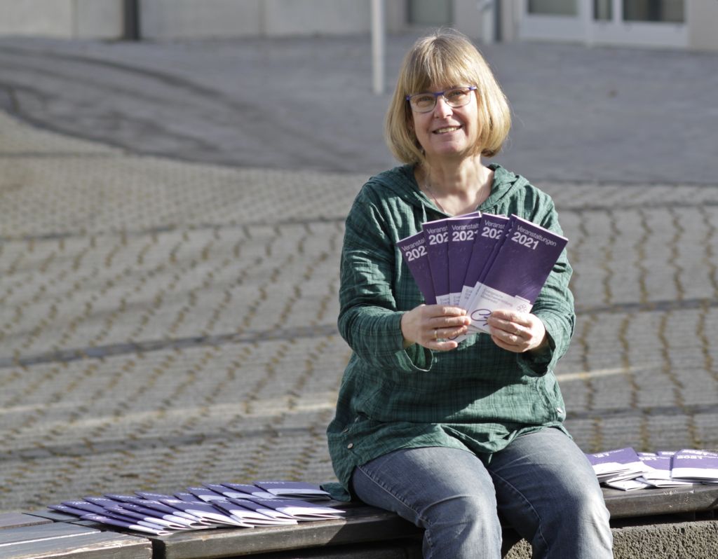 Bildungsreferentin Regina Kehr prsentiert das neue Programm der Evangelischen Erwachsenenbildung vor dem Karl-Herbert-Haus in Westerburg. Fotos: Sabine Hammann-Gonschorek