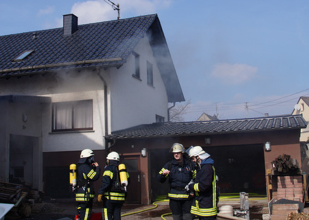 Kellerbrand in Meudt: Offensichtlich geriet ein Haufen Kleider durch Funkenflug in Brand. (Foto: Thomas Sehner)