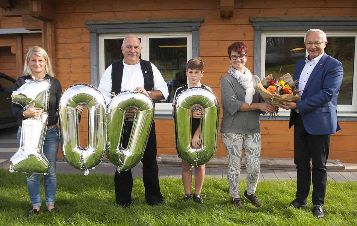 Sandra Kster (links) und Landrat Achim Hallerbach (rechts) gratulieren der Familie Kern. Foto: Wolfgang Tischler