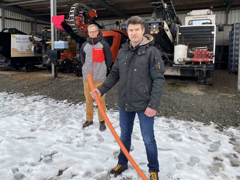 Stadtbrgermeister Stefan Leukel informiert sich ber Splbohrung beim Leitungsbau. Foto: privat