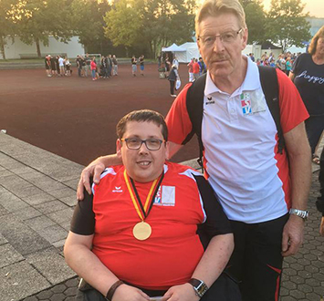 Kevin Zimmermann mit dem Trainer der Behindertennationalmannschaft, Karl-Heinz Edler. Foto: Verein