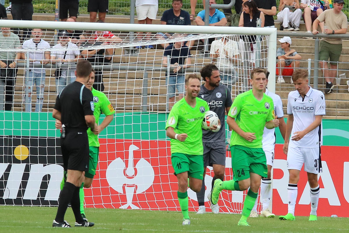 Kevin Lahn hatte sich im DFB-Pokalspiel gegen Arminia Bielefeld eine Verkrmmung des kleinen Fingers zugezogen, die nun operiert worden ist. Er will in dieser Woche wieder ins Training einsteigen. Fotos: Verein