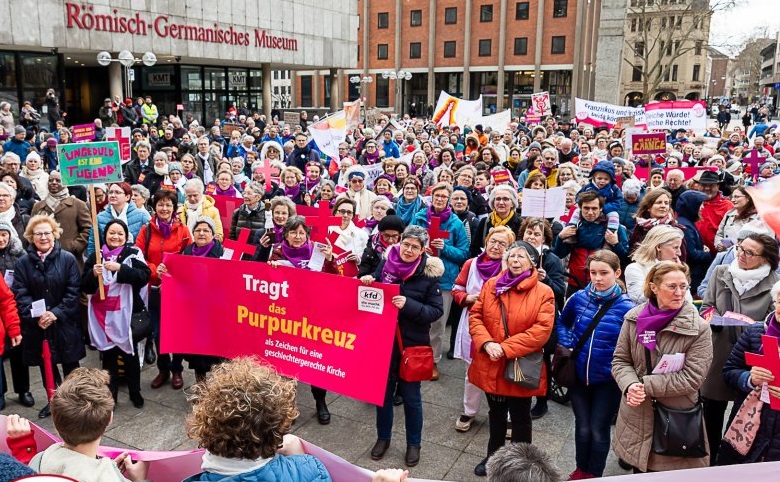 Katholikinnen demonstrieren mit Gebet und Gesang am Weltfrauentag