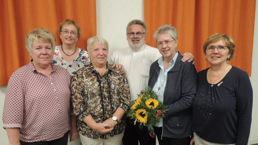 Die Spitze der KFD in Altenkirchen: (von links) Magdalena Giefer, Ursula Recke, Theresia Schfer, Pfarrer Bruno Nebel. Schwester Barbara Schulenberg und Marietta Seemann-Mink. (Foto: privat)
