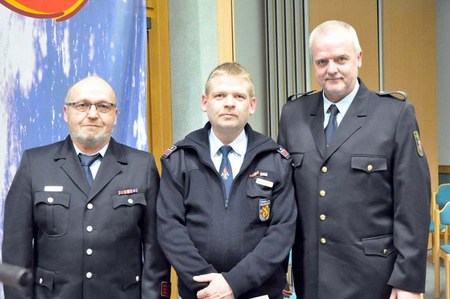 Wolfgang Schupp (Mitte) wurde mit der Goldenen Ehrennadel des Landesfeuerwehrverbandes ausgezeichnet, Michael Bhmer (links) und Bernd Dillbahner gratulierten. (Foto: kk) 