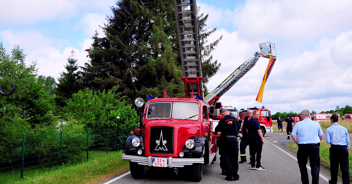 Historie (vorne) und Moderne Drehleitertechnik gestern (1952) und heute. (Foto: kk)