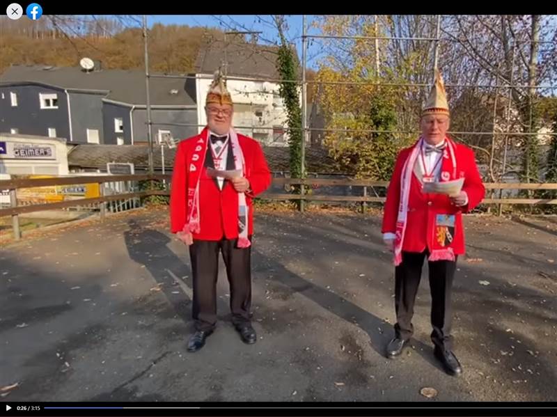 Klaus-Peter Beel (links) und Thomas Ottersbach wollten sich von Corona nicht davon abhalten lassen, den traditionellen Sessionsbeginn auf dem Herdorfer Markplatz zu begehen  und zumindest ein paar Worte an die Karnevalisten aus nah und fern zu richten. (Screenshot Facebook-Seite KG Herdorf)