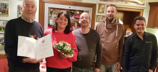 Gratulation fr das neue Ehrenvorstandsmitglied: (von links) Klaus Schwamborn, Nicole Thielmann, Ralf Buhr, Daniel Merkel und Robin Stricker. (Foto: KG Wissen) 