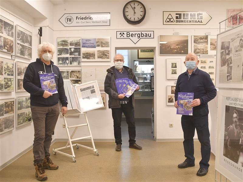 Die Heimatfreunde Kirchen prsentieren stolz die neue Ausgabe des Heimatblatts (von links):  Johannes Pfeifer, Karl-Hermann Sthn und Hubertus Hensel. (Foto: Heimatfreunde)