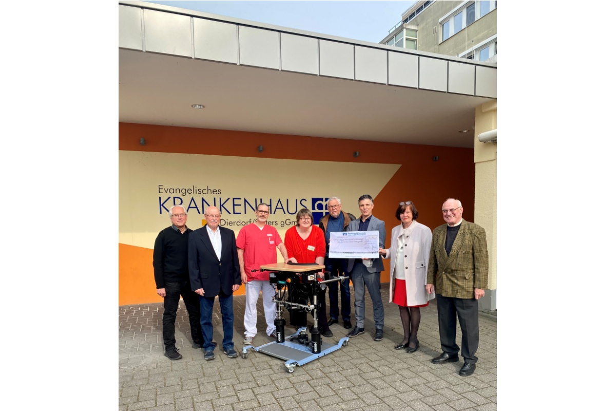 Wilfried Kehr und Wilfried Gbler (beide Vorstandsmitglieder Krankenhaus-Verein Selters/Dierdorf), Markus Eckel (KHDS-Physiotherapeut), Heidrun Weese-Albebiosu (Leitern KHDS-Therapeutenteam), Rainer Hummel (Vorsitzender Krankenhaus-Vereins Selters/Dierdorf), Jrg Geenen (stv. KHDS-Geschftsfhrer), Annegret Geyer und Rolf-Peter Leonhardt (beide Vorstandsmitglieder Krankenhaus-Verein Selters/Dierdorf). (Foto: privat)