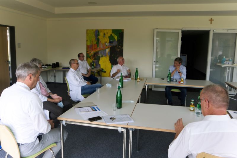 Intensiver Austausch zwischen Christian Baldauf, Rolf-Peter Leonhardt (KHDS-Verwaltungsratsvorsitzender, Andreas Veith (Mitglied des KHDS-Verwaltungsrates), Dr. med. Peter Flies (KHDS-Chefarzt Innere Medizin), Dr. med. Benjamin Bereznai (KHDS-Chefarzt Neurologie), Guido Wernert (KHDS-Geschftsfhrer) und Erwin Reuhl (Mitglied KHDS-Verwaltungsrat) v.r. n. l. Foto: privat