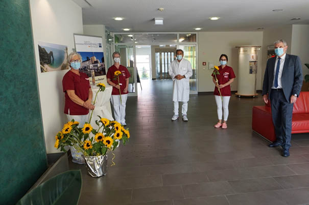 Dr. Reinhold Ostwald, rztlicher Direktor Krankenhaus Dierdorf/Selters (3. v. r) und der KHDS-Geschftsfhrer Guido Wernert (re.) bedankten sich bei den Pflegekrften der Klinik fr ihr Engagement. Foto: pr
