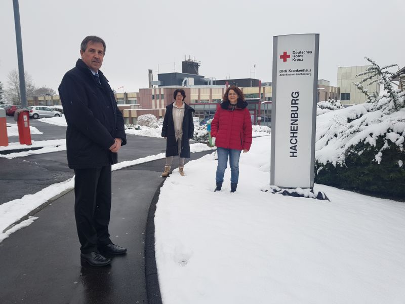 Von links: Jrgen Ecker, Kaufmnnischer Direktor des Hachenburger Krankenhauses, Betriebsratsvorsitzende Heike Kunz und Brgermeisterkandidatin Gabriele Greis (SPD/Grne). Foto: privat