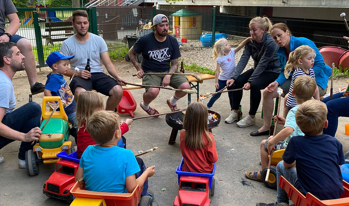 Whrend der Zeltaktion gab es unter anderem Stockbrot. (Fotos: Kindergarten Regenbogen)