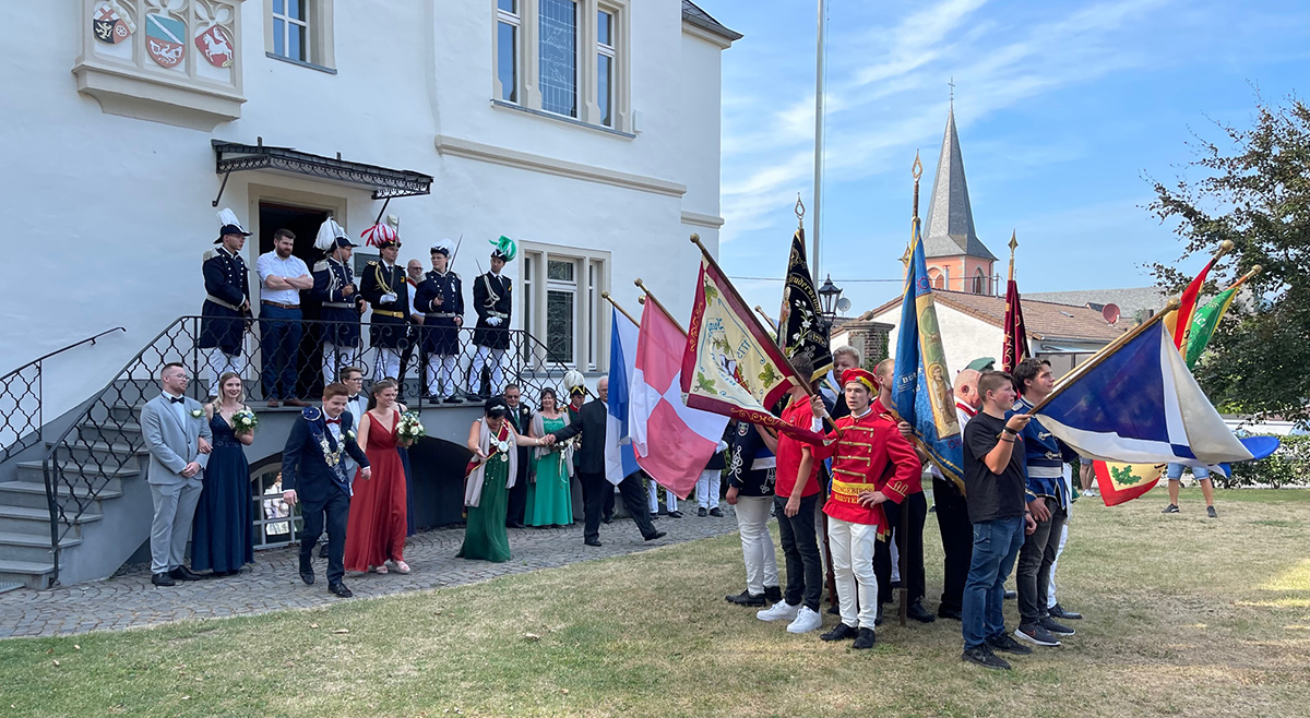 Zu Ehren der Knigspaare prsentierten die Fahnentrger ihre Knste. (Foto: Brgerverein)