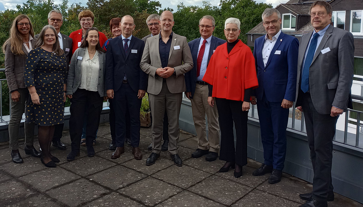 Die Kirchenleitung traf sich mit Vertretern des Kirchenkreises Altenkirchen. (Foto: Kirchenkreis)