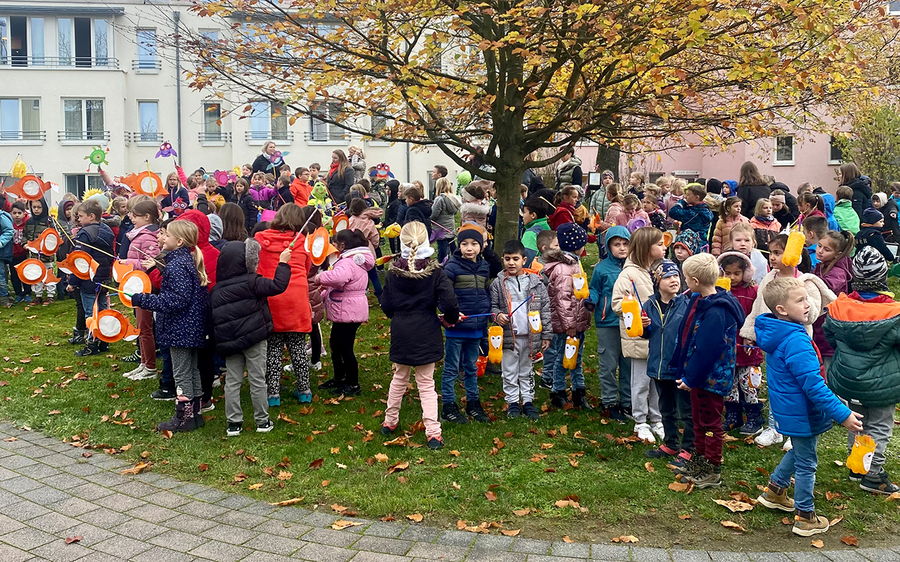 Die Kinder brachten ihre Laternen mit. (Foto: KHDS)