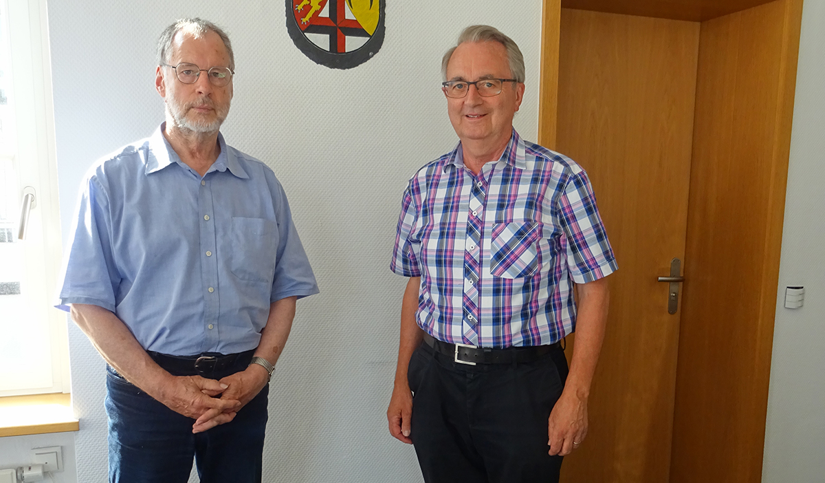 GEW-Kreisvorsitzender Heribert Blume im Gesprch mit dem Kreisbeigeordneten Klaus Schneider. (Foto: GEW)