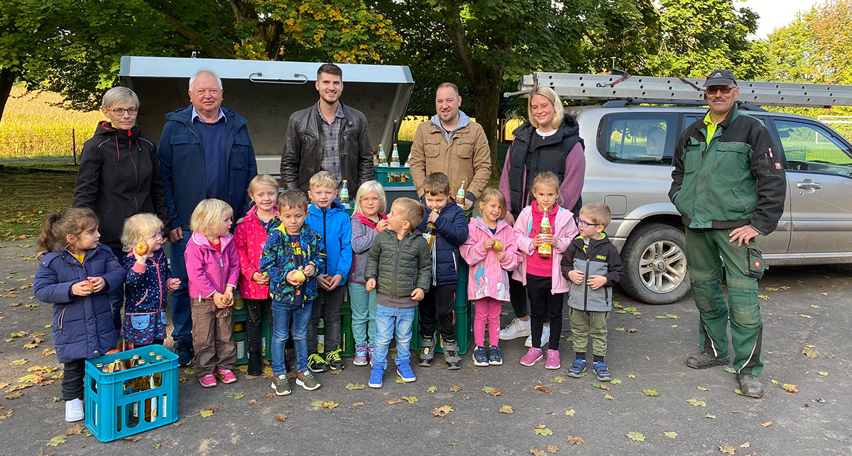 Der Apfelsaft wird von den Helfern an die Kindergartenkinder von Pracht bergeben. (Foto: Ortsgemeinde)