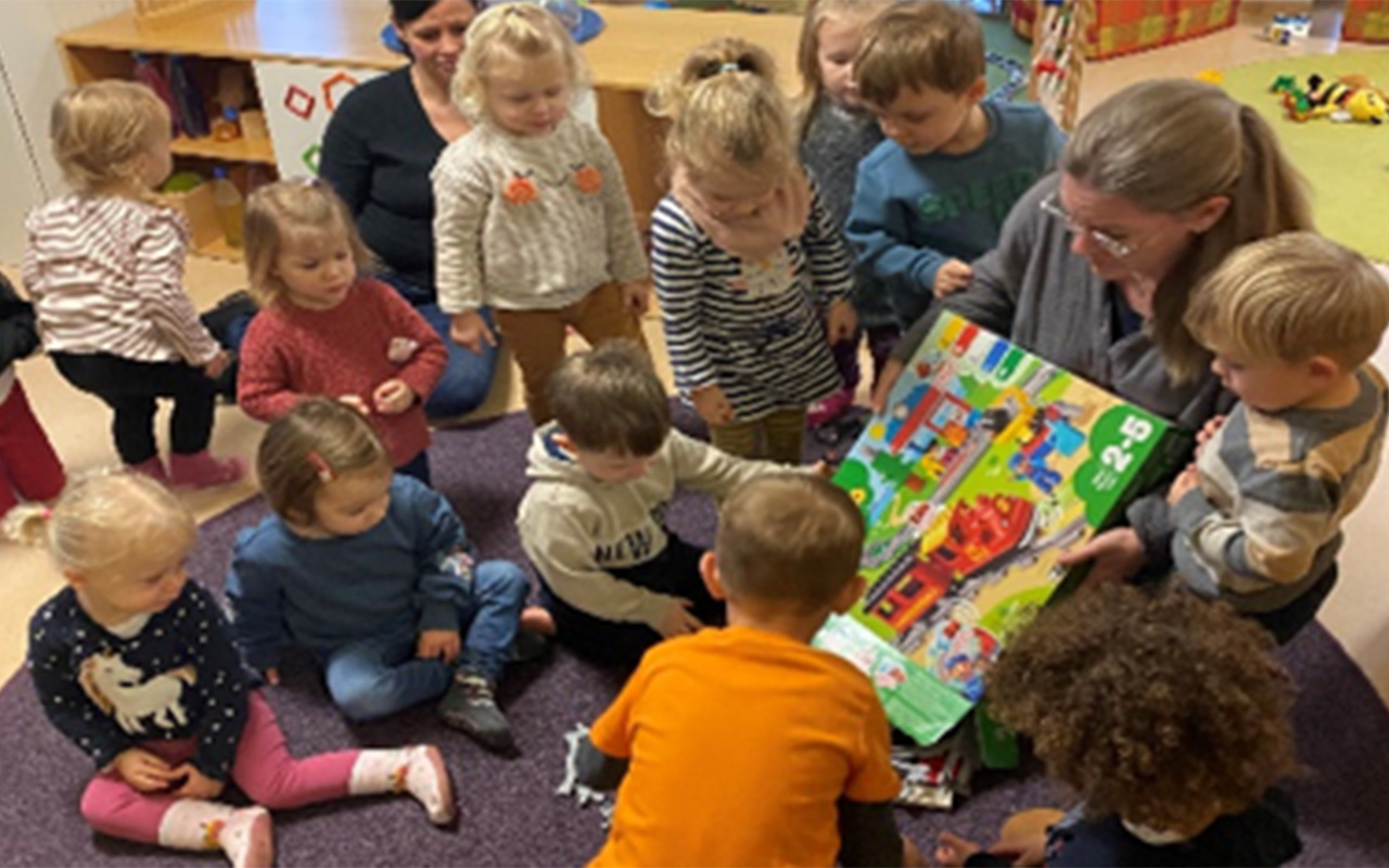 Der Frderverein beschenkte die Kinder in der Kita Villa Kunterbunt. (Fotos: Kita)