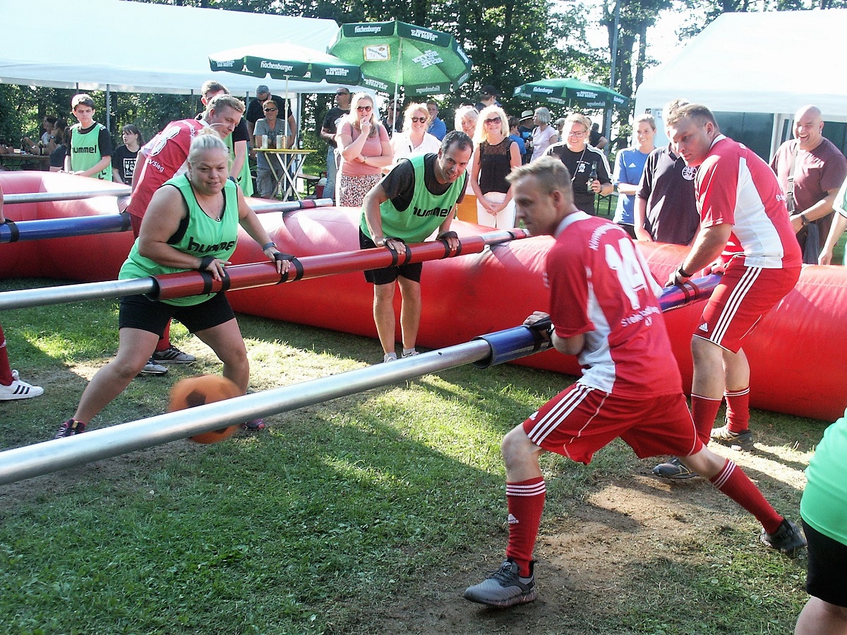 Menschenkickerturnier in Mrsbach hilft Flutopfern