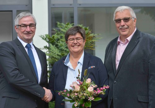 Die neue Leiterin der Kriminalinspektion Betzdorf, Christine Muhl, wurde von Polizeivizeprsident Jrgen Ss (links) in ihr Amt eingefhrt. Ihr Vorgnger war Franz Orthen (rechts). (Foto: tt)