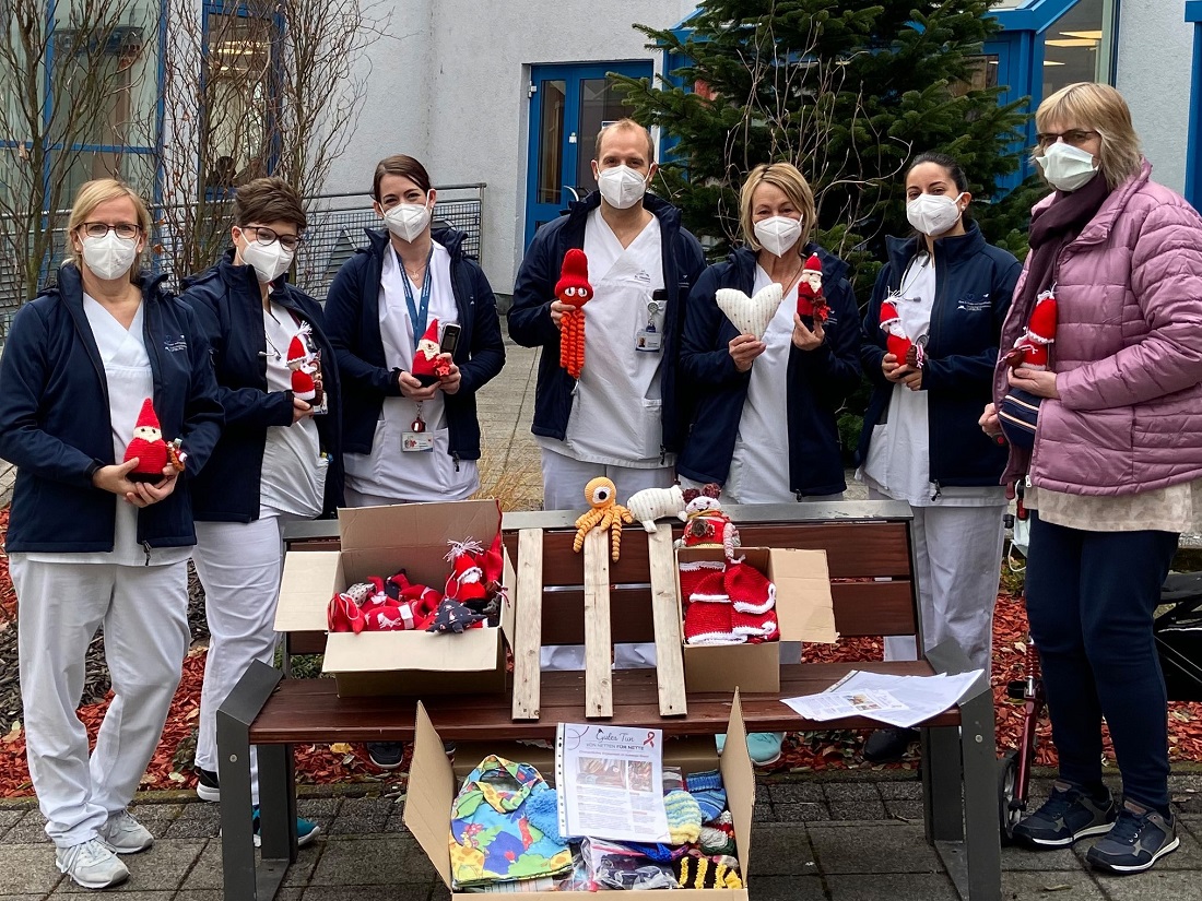 Voll gepackte Kisten mit selbstgestrickten Mutmachgeschenken nahm ein Team aus rzten und Pflegern stellvertretend fr die kleinen Patienten der Klinik fr Kinder- und Jugendmedizin in Empfang. (Fotoquelle: St. Vincent Krankenhaus)