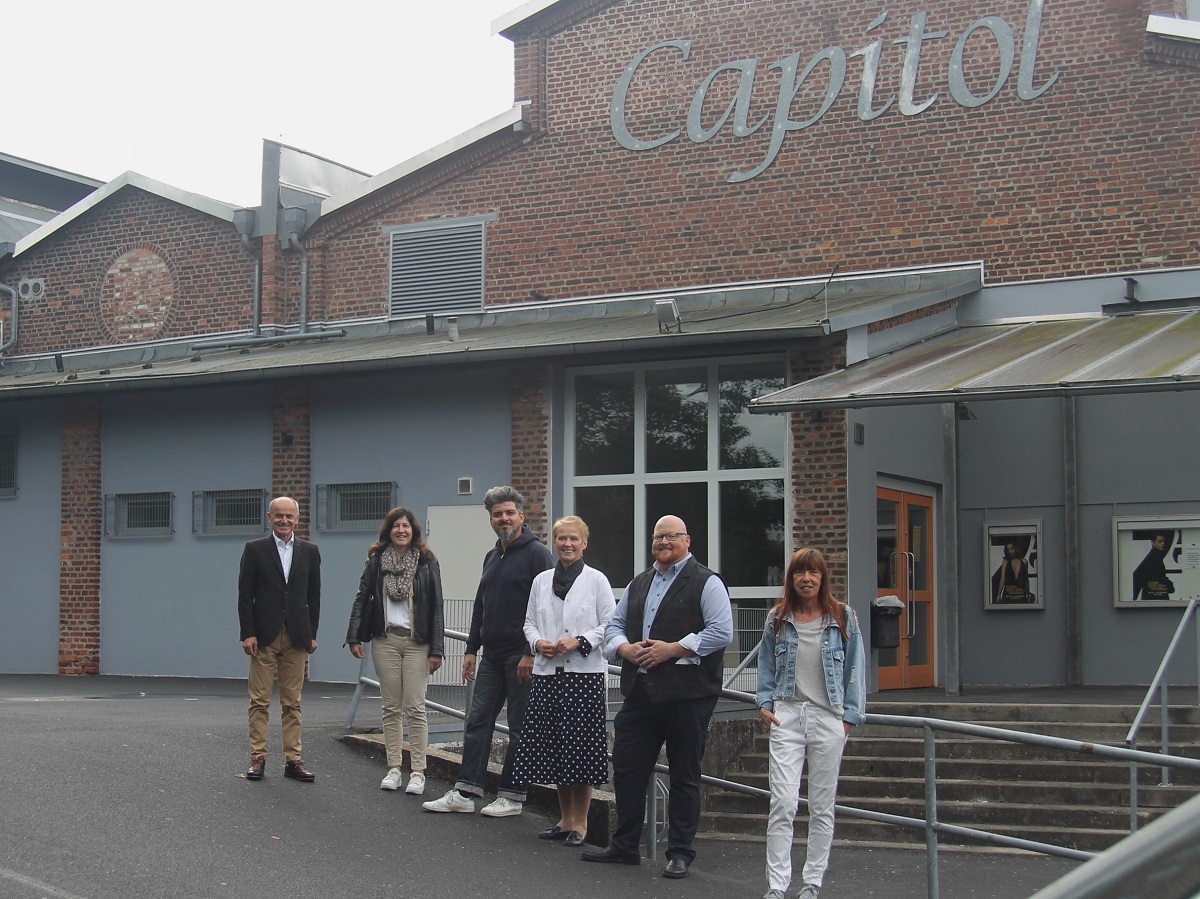 Das Kino Capitol in Montabaur ffnet bald wieder. Das freut alle Beteiligten: (v.l.) City-Manager Josef Schller, Monika Decker (Stadtmarketing), der neue Kinobetreiber Mustafa El Masoudi, Stadtbrgermeisterin Gabi Wieland, Oliver Krmer (Kultur-Team) sowie Karin Maas (Tourist-Information). (Fotoquelle: Verbandsgemeinde Montabaur)