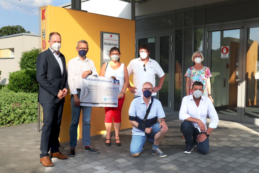 Von links: Klinikgeschftsfhrer Carsten Jochum, Matthias Spth (2. Vorsitzender MfK eV), Sigrid Becker, Thomas Becker, Birgit Krumm (Einrichtungsleiterin kinderinsel), (kniend von links), Martin Vogler (MfK eV), Thomas Anschtz (MfK eV). Foto: privat