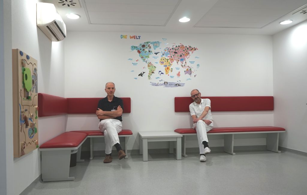Neuer Wartebereich der Abteilung Neuropdiatrie mit Chefarzt Dr. Burkhard Stve (links) und Chefarzt Dr. Martin Pritsch. Foto: privat