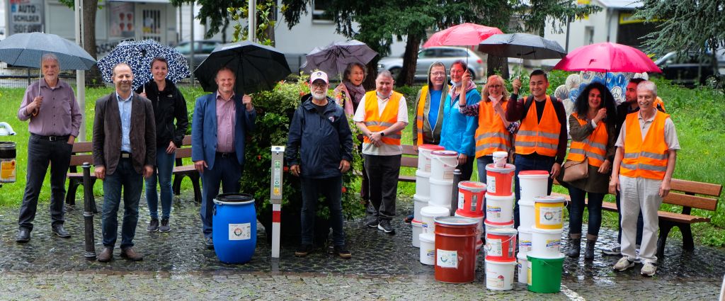 Freuten sich ber den Start der Aktion (v.r.): die fleiigen Kippensammler und Vertreter von Tobacycle und der Stadt Neuwied mit OB Jan Einig (4.v.l.). Foto: Stadt Neuwied