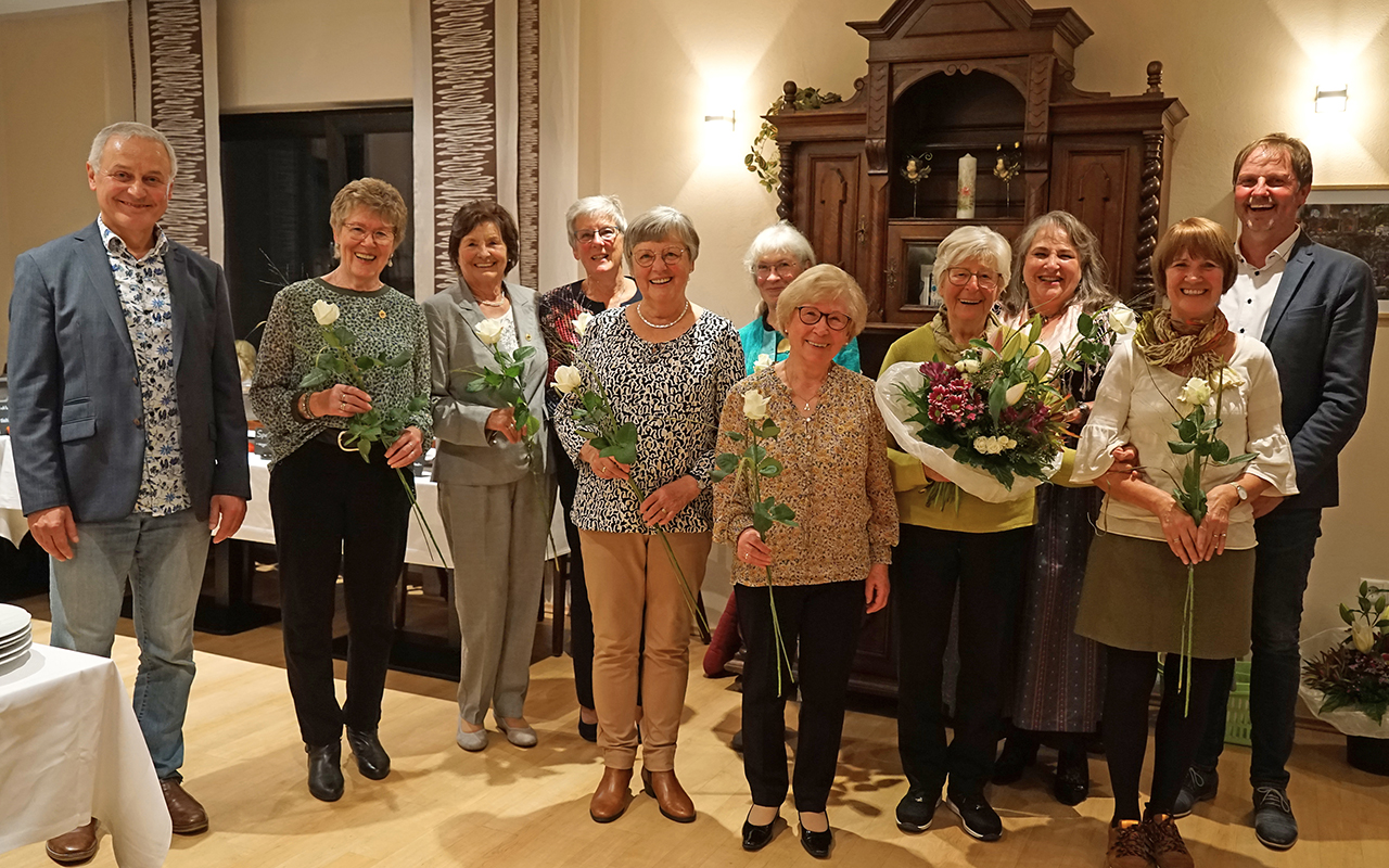 Die Chor-Jubilare umrahmt vom Ersten Vorsitzenden Michael Rams (rechts) und dem musikalischen Spiritus Rector Peter Uhl (links). Am Abend verhindert und nicht auf Foto: Andrea Ehlen, Ulrike Kesselheim, Robert Schmidt und Hannelore Hertling. (Foto Willi Schmitz)