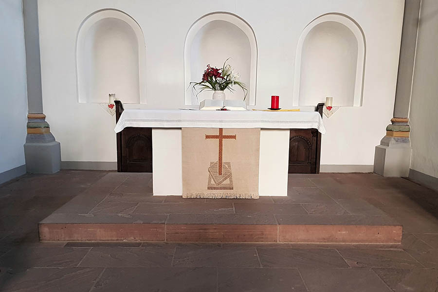 Die Fotos zeigen den renovierten Haupteingang der Kirche und den Altar-Raum. Fotos: Hans-Werner Jckle  