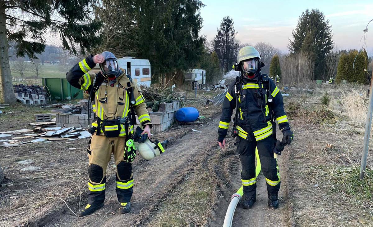 Ein Atemschutztrupp nach dem Einsatz auf dem alten Campingplatz in Kircheib. (Fotos: kk)